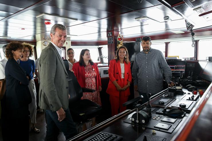 Rueda esta mañá no barco en Cangas. XUNTA / Europa Press