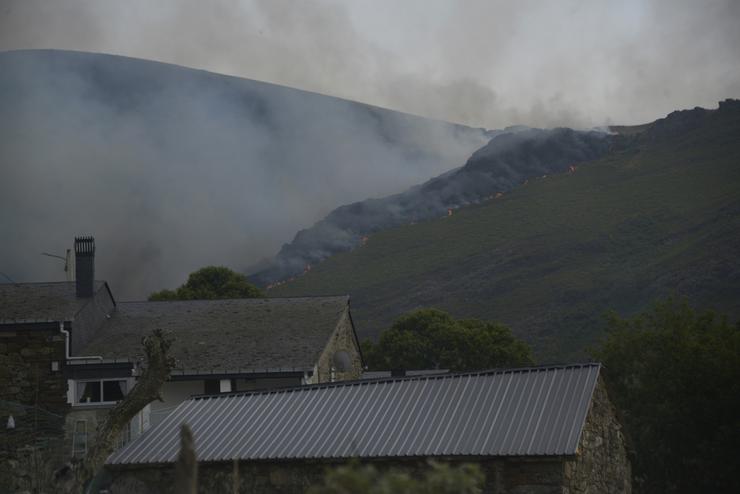 Vista dos incendios do Macizo Central, a 11 de agosto de 2025, en Chandrexa de Queixa, Ourense, Galicia (España).. Rosa Veiga - Europa Press 