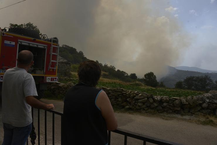 Varias persoas observan o incendio en Zamorela, a 11 de agosto de 2025, en Chandrexa de Queixa, Ourense 