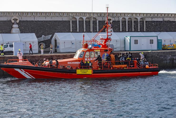 Unha lancha de Salvamento Marítimo tras o rescate dun caiuco á súa chegada ao Porto da Restinga, a 3 de decembro de 2024, en El Hierro 