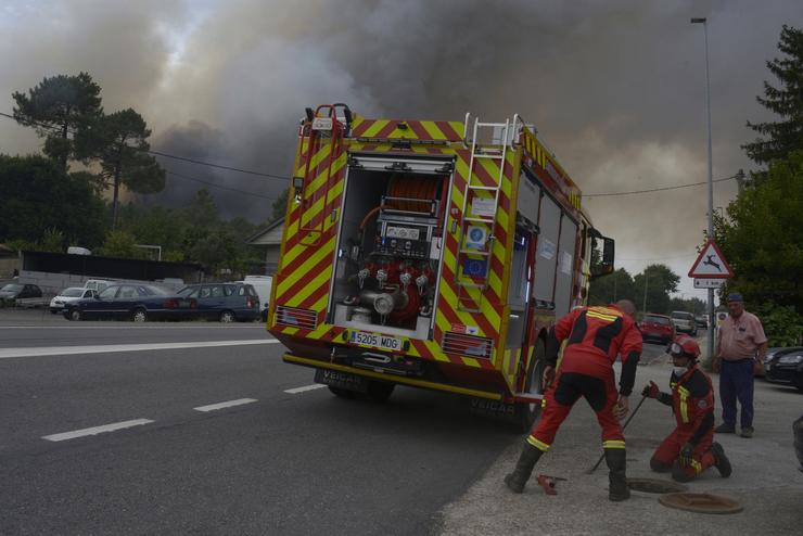 Varios servizos de emerxencia traballan na extinción do lume en Seixalbo, Ourense. Rosa Veiga - Europa Press