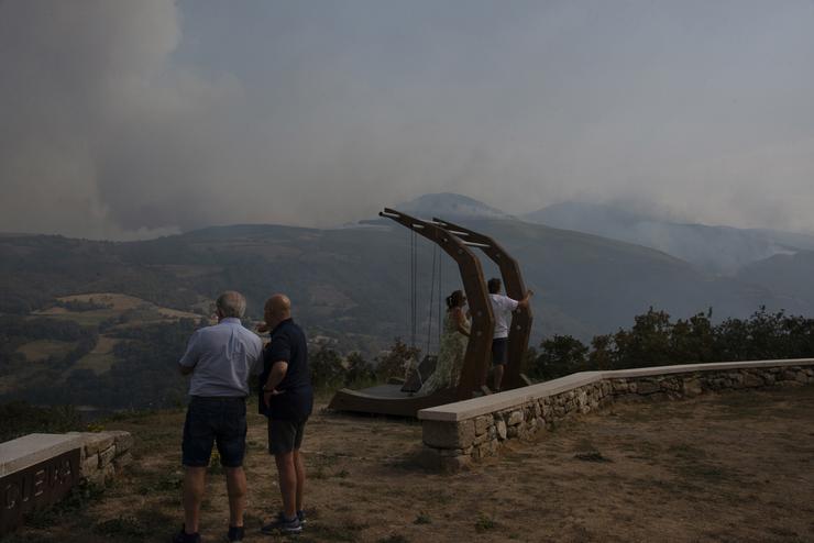 Miradoiro de Chandrexa de Queixa con randeeira e vistas cara ao Macizo Central galego, a 11 de agosto de 2025, en Chandrexa de Queixa / Rosa Veiga - Arquivo