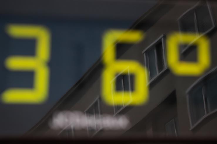Untermómetro marca a temperatura na rúa, a 5 de agosto de 2025, en Vigo 