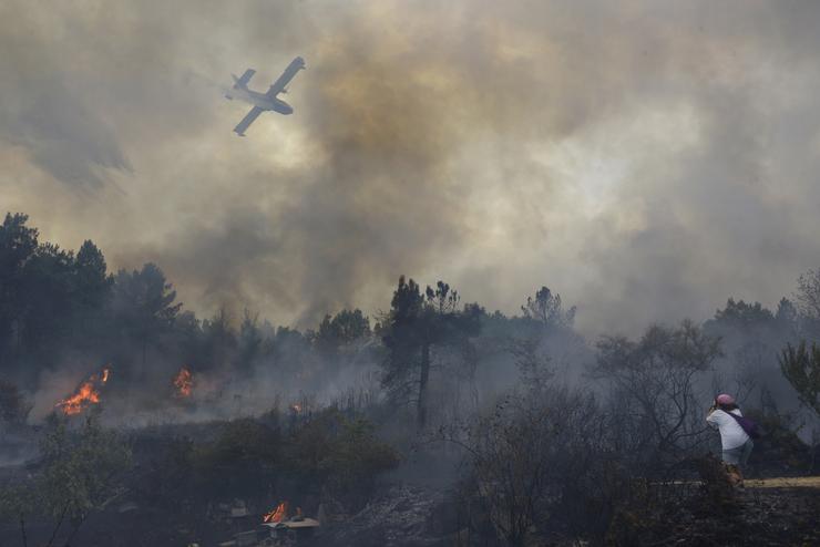 Un hidroavión trata de extinguir o incendio, a 12 de agosto de 2025, en Seixalbo, Ourense, Galicia (España). A Xunta decretou o nivel 2 de emerxencia a nivel provincial en Ourense por grandes incendios que, en conxunto, calcinan ao redor de 4.330. Rosa Veiga - Europa Press 