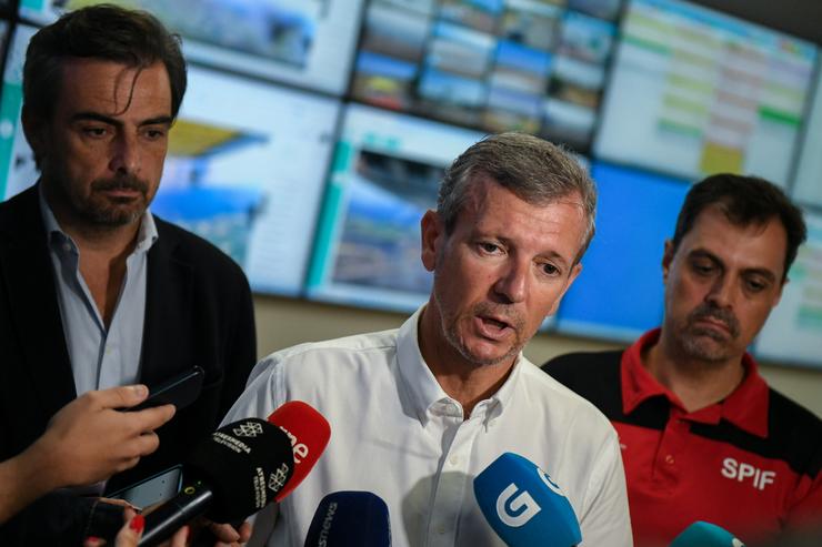 O presidente da Xunta, Alfonso Rueda, atende aos medios de comunicación tras visitar o Centro de Coordinación de Incendios en Santiago de Compostela.. XUNTA 