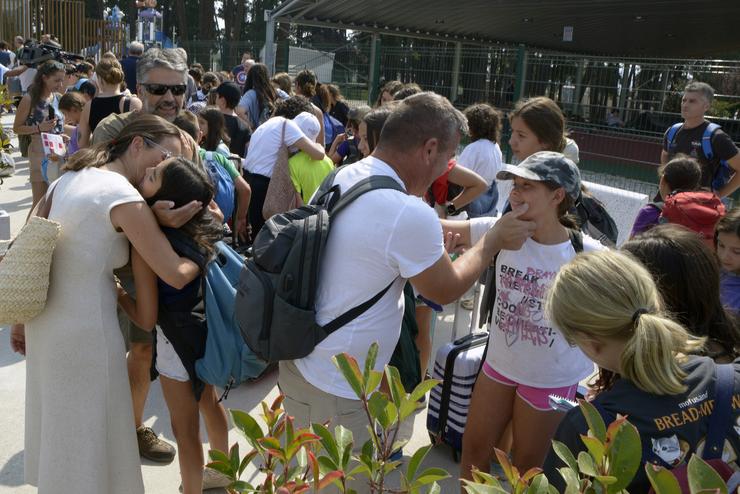 Varios nenos abrazan a familiares, no parque acuático de Monterrei.. Rosa Veiga - Europa Press 