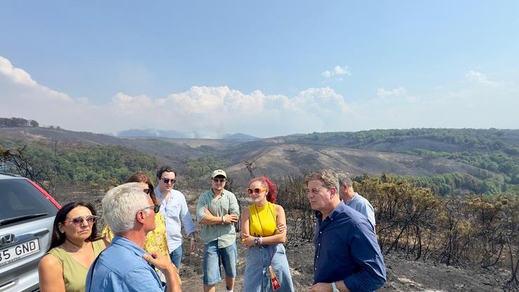 O secretario xeral do PSdeG, José Ramón Gómez Besteiro, visita unha das zonas afectadas polos incendios na provincia de Ourense.. PSDEG 