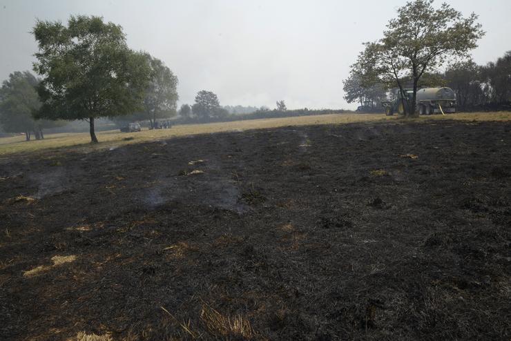 Veciños de varias aldeas de Montederramo fan garda para vixiar a zona queimada na que realizaron os traballos de extinción do lume, a 13 de agosto de 2025, en Montederramo, Ourense, Galicia (España).. Rosa Veiga - Europa Press 