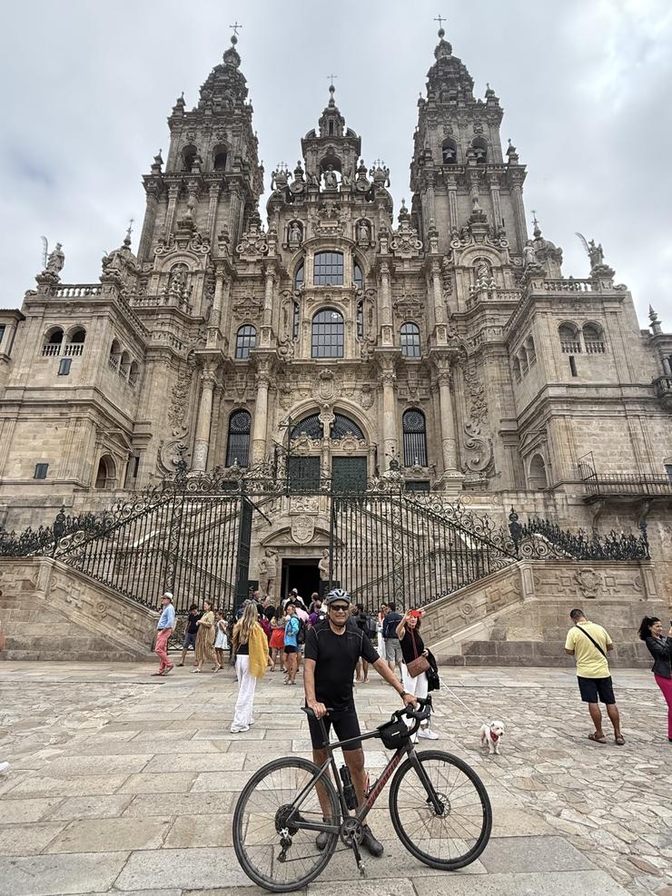 O expresidente de Ecuador Rafael Correa na Praza do Obradoiro ante a Catedral de Santiago de Compostela.. @MASHIRAFAEL 