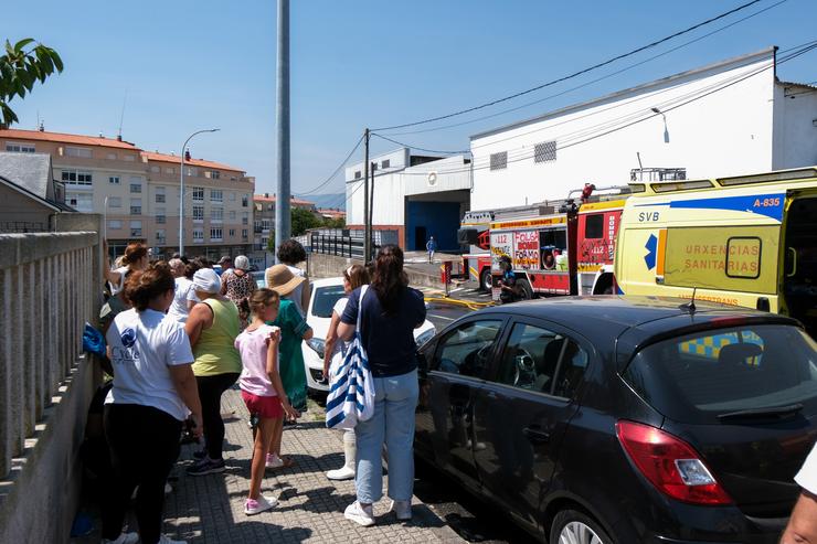 Equipos de emerxencias e veciños, a 6 de agosto de 2025, en Rianxo, A Coruña, Galicia (España). Ao redor das 13 horas deste mércores despregouse un operativo para sufocar un incendio que se produciu na conserveira Miramar de Rianxo. Os. César Arxina - Europa Press 