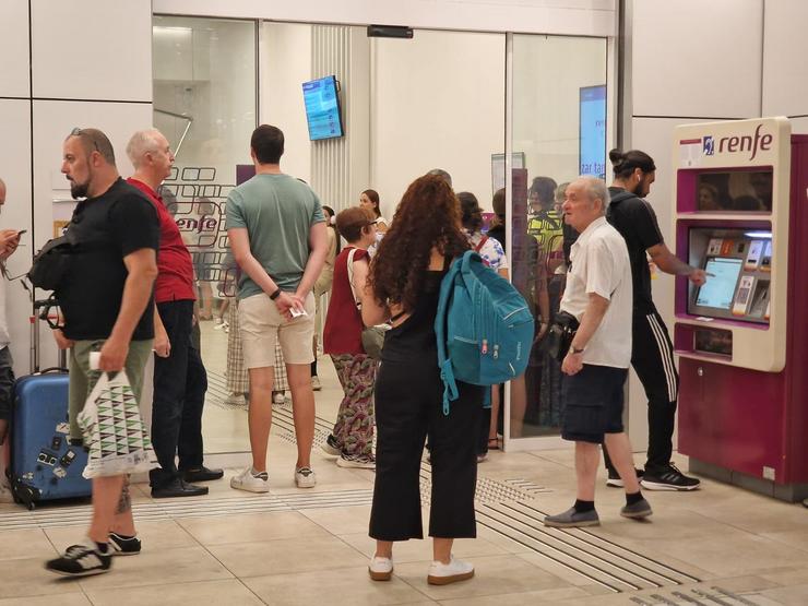 Imaxe de persoas na estación de Vigo esperando por información sobre os seus trens 