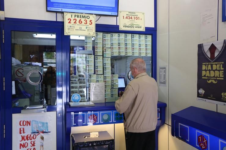 Arquivo - Un home compra lotaría nunha Administración de Lotaría. Marta Fernández Xara - Europa Press - Arquivo / Europa Press