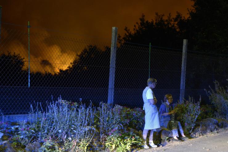 Dúas veciñas desveladas pola proximidade do lume a Rebordondo (Cualedro).. Rosa Veiga - Europa Press
