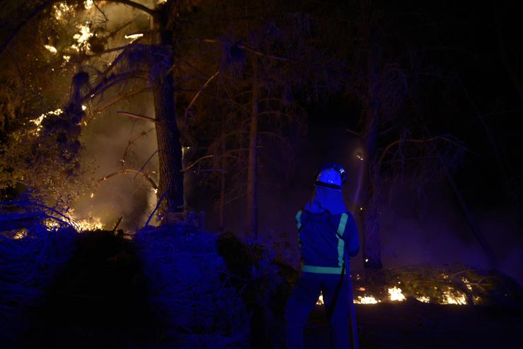 Bombeiros forestais tratan de extinguir o lume en Vences, en Monterrei (Ourense).. Rosa Veiga - Europa Press 