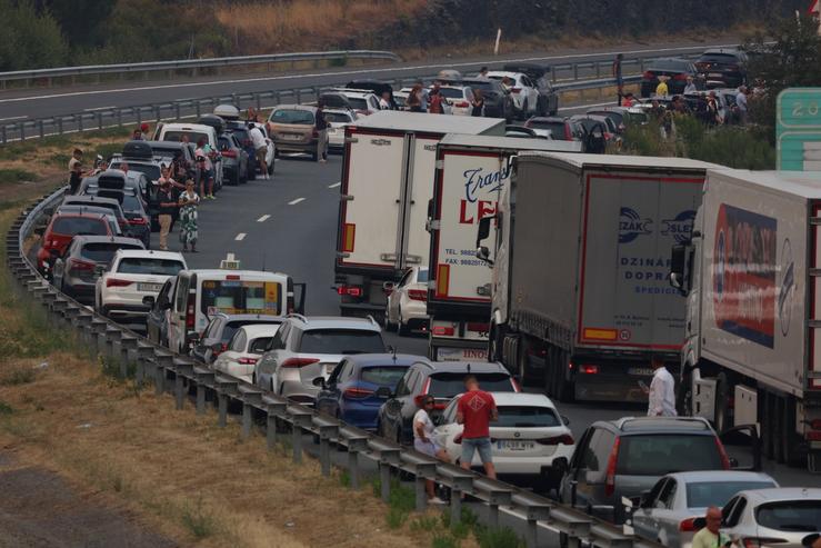 Centos de coches parados na A-52, a autovía que conecta Ourense coa meseta, por mor dos incendios 