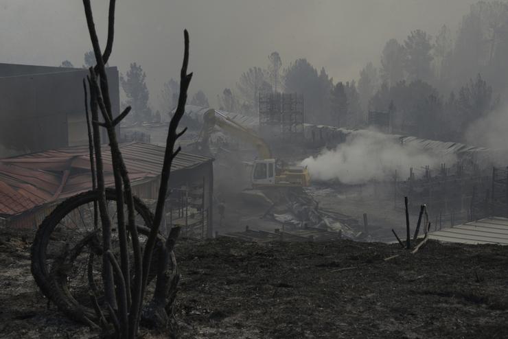 Empresa Autoneum, no polígono industrial do municipio da Rúa,  moi afectada o incendio inicado hai dous días no municipio de Larouco. ROSA VEIGA 