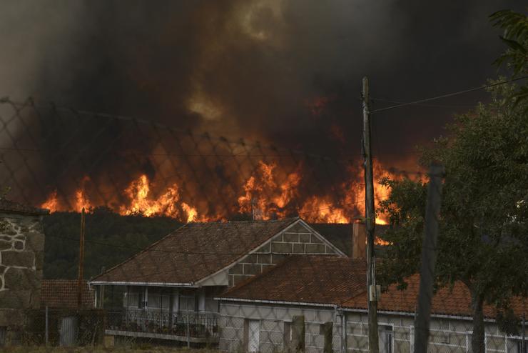 Incendio forestal achégase a Vilela, a 15 de agosto de 2025, en Vilela, Cualedro, Monterrei, Ourense, Galicia (España). Rosa Veiga 