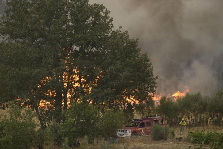 Incendio forestal achégase a Vilela, a 15 de agosto de 2025, en Vilela, Cualedro, Monterrei, Ourense, Galicia (España).. Rosa Veiga - Europa Press 