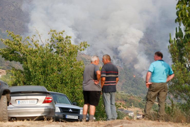 Varias persoas observan o lume, a 17 de agosto de 2025, en Quiroga, Lugo 