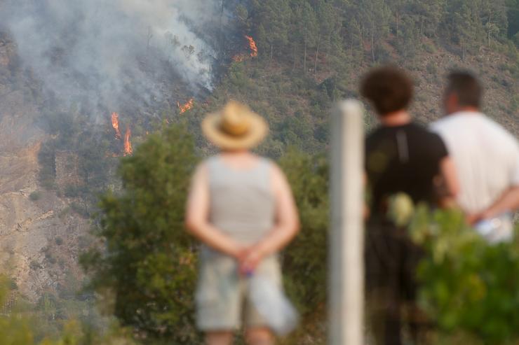 Varias persoas observan o lume, a 17 de agosto de 2025, en Quiroga 