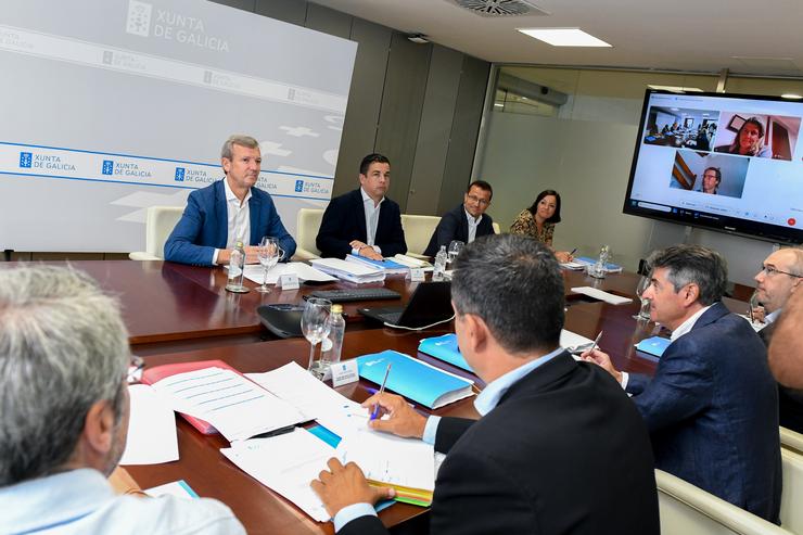O titular do Goberno galego, Alfonso Rueda, preside a reunión para a habilitación de axudas destinadas a afectados os incendios en Galicia.. XUNTA