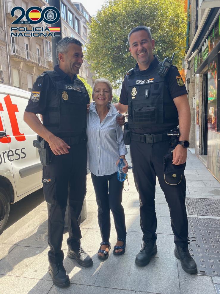 Dous axentes da Policía Nacional de Vigo salvan a vida a unha muller que se desvaneceu na rúa.. POLICÍA NACIONAL / Europa Press