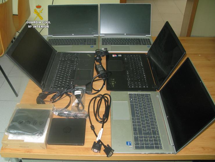 Computadores e outros equipos recuperados pola Garda Civil tras ser subtraídos supostamente por un grupo de menores nun colexio de Cambados (Pontevedra). GARDA CIVIL 