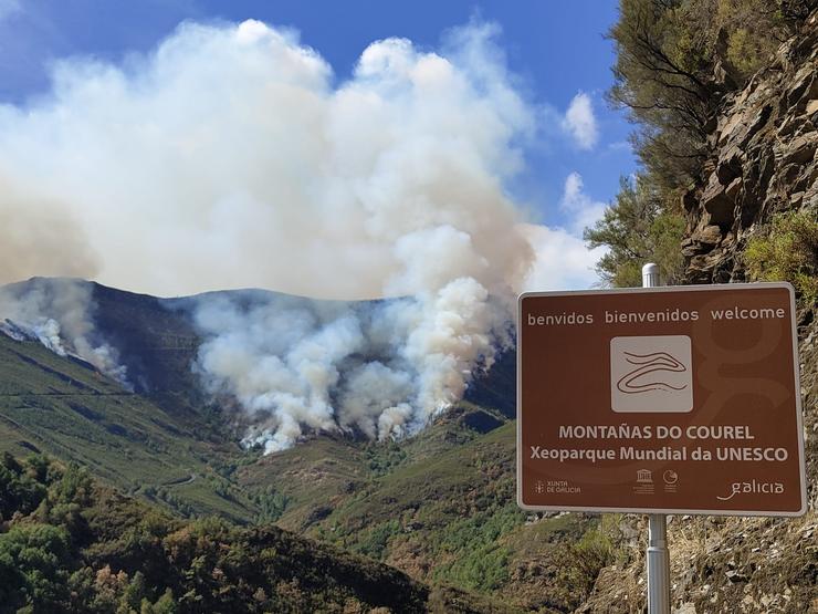 Incendios ameazan novamente O Courel. Na imaxe pode verse como as lapas se aveciñan a Ferromulín / Sechu Sende