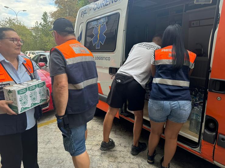 Voluntarios de Protección Civil de Ourense cargando comida, a 19 de agosto de 2025.. ANTEA RODRÍGUEZ