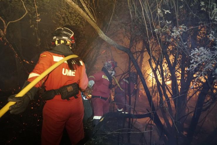 Militares da UME colaboran nos labores de extinción dun incendio 