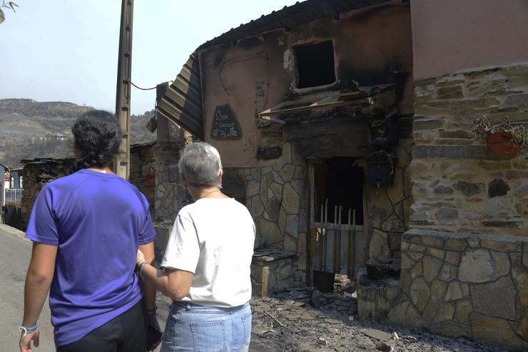 Vista tras o incendio en San Vicente de Leira, en Villamartín de Valdeorras, Ourense 