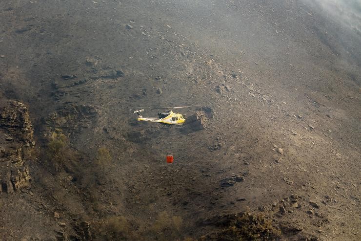 Un helicóptero colabora nos labores de extinción do incendio, a 19 de agosto de 2025, en Quiroga, Lugo. Carlos Castro - Europa Press