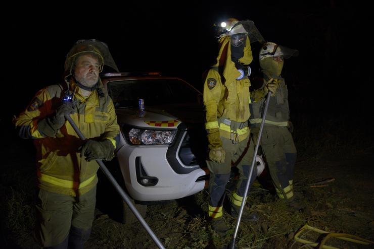 Bombeiros forestais tratan de extinguir o lume en Vences, a 14 de agosto de 2025, en Monterrei, Ourense. Rosa Veiga - Europa Press