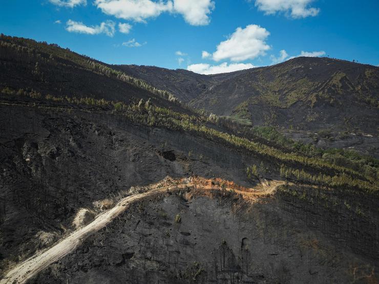 Vista aérea tras o incendio, a 20 de agosto de 2025, en Laza, Ourense 