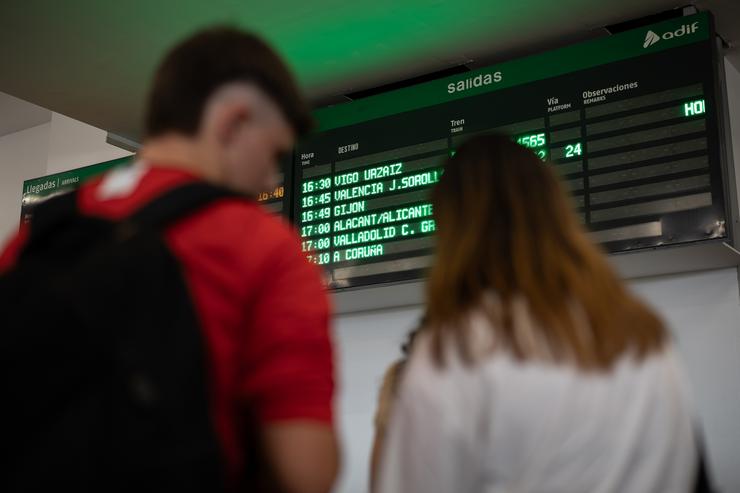 Varias persoas esperan para coller un tren na estación de Chamartín-Clara Campoamor, a 20 de agosto de 2025, en Madrid. Alejandro Martínez Vélez - Europa Press 