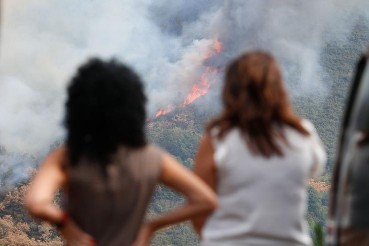 Varias persoas observan o incendio, na serra de Ou Courel.. Carlos Castro - Europa Press 