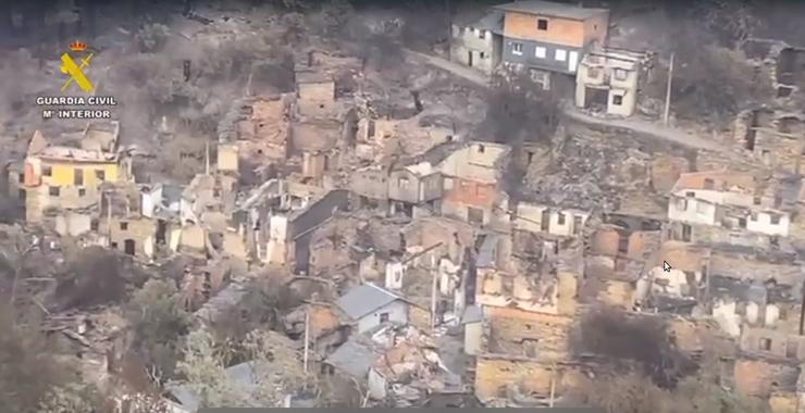A aldea de San Vicente da Leira, en San Martín de Valdeorras, calcinada tras a vaga de incendios que arrasa Ourense 