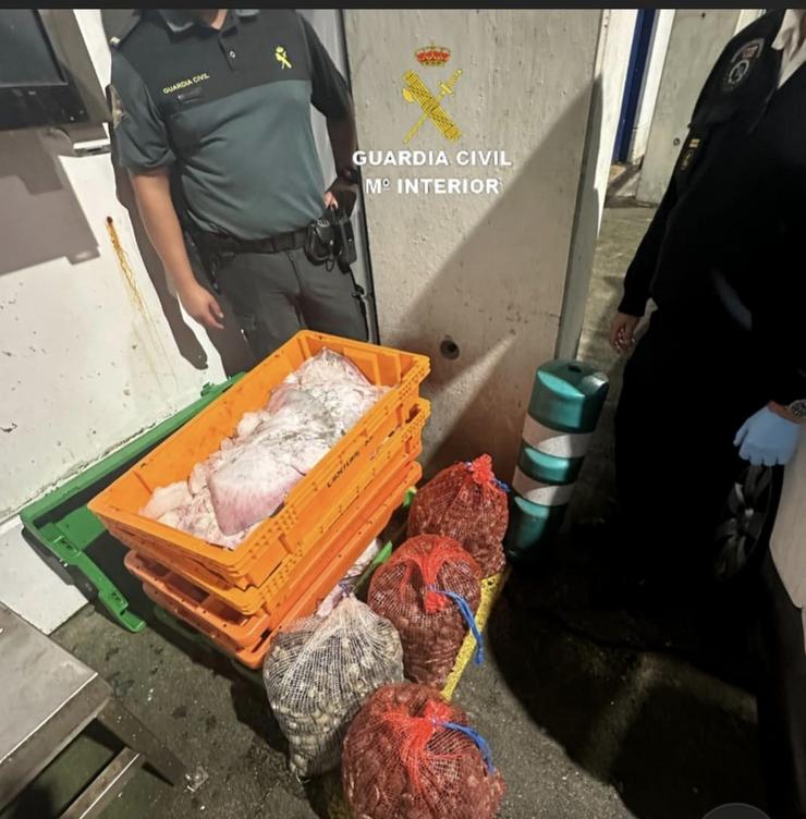 Ameixas e raia intervidas nun control na ponte internacional da A-55 en Tui. GARDA CIVIL 