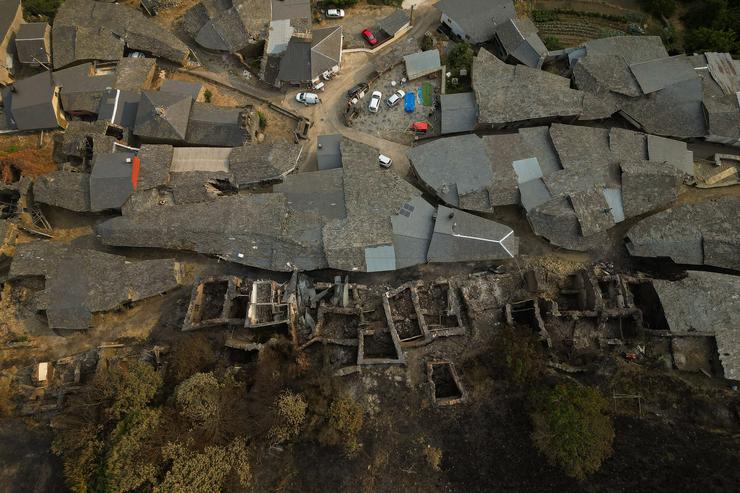 Vista aérea tras o incendio en Cernego, Ourense. Adrián Irago - Europa Press