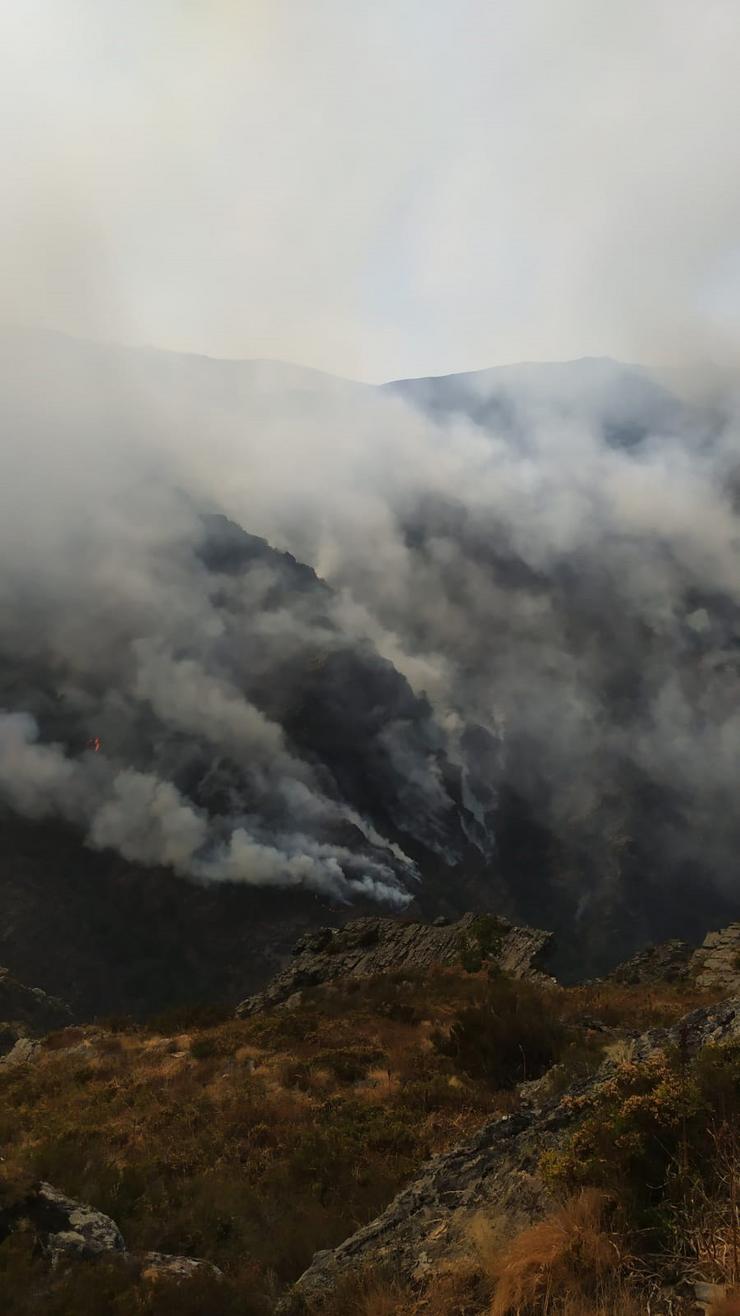 Incendio en Casaio (Carballeda de Valdeorras, Ourense), a 22 de agosto de 2025.. PEDRO DOMÍNGUEZ