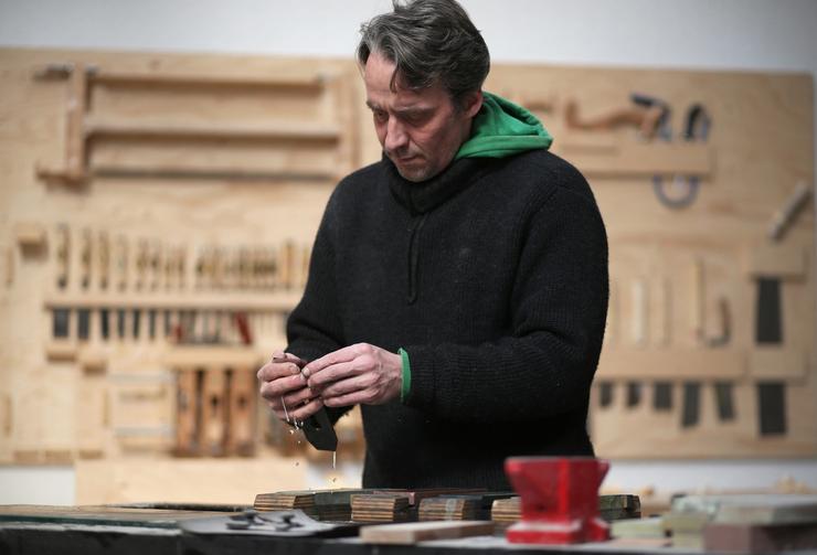 Artesán no seu negocio de artesanía galega / EUROPA PRESS -