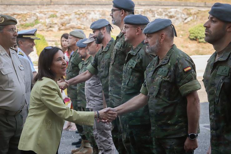 A ministra de Defensa, Margarita Robles (i), durante a súa visita á Brigada Galicia? VII, na Base Xeral Trasfogueiro, a 23 de agosto de 2025, en Vilaboa, Pontevedra, Galicia (España).. Adrián Irago - Europa Press 