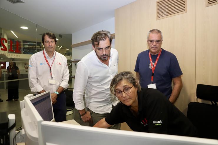 O conselleiro de Presidencia, Xustiza e Deportes, Diego Calvo, durante a súa visita ao Centro Integrado de Atención ás Emerxencias da Estrada.. XUNTA 