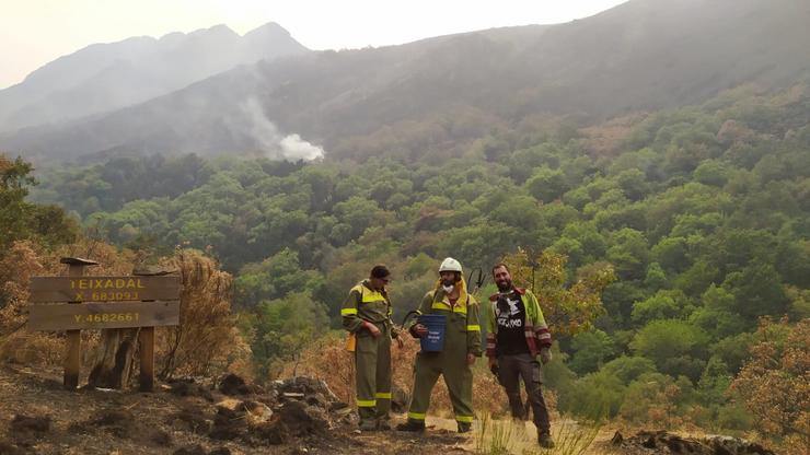 Veciños e voluntarios levan unha semana organizados na aldea de Casaio, en Carballeda de Valdeorras (Ourense).. PEDRO DOMÍNGUEZ 
