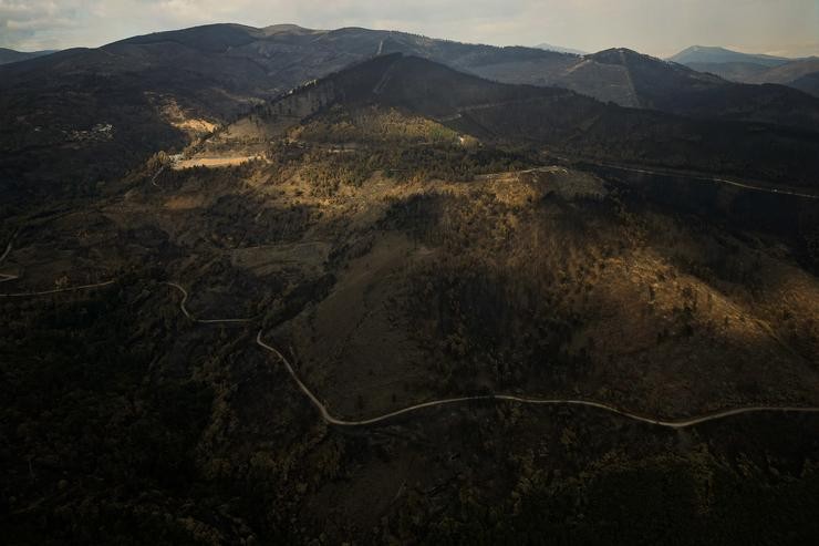 Vista aérea tras o incendio en Valdeorras 