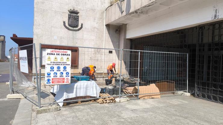 Retirada do busto de Juan Carlos I na entrada do Concello de Vigo.. BNG / Europa Press