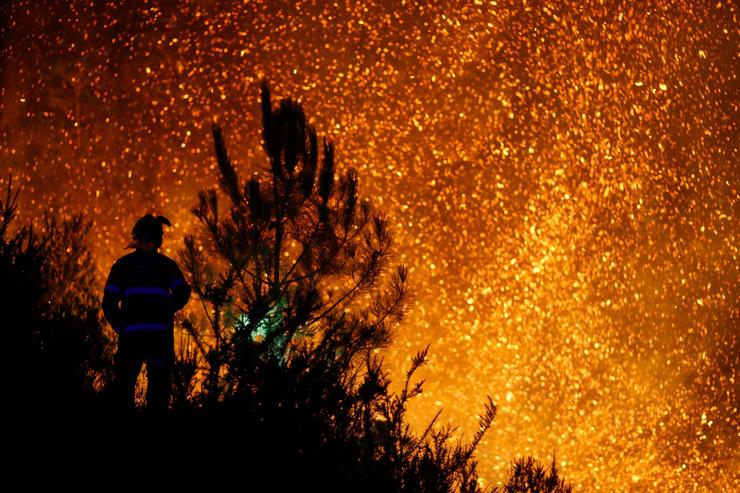 Un veciño ve o avance do lume, a 25 de agosto de 2025, na Pobra de Brollón, Lugo, Galicia (España).. Carlos Castro - Europa Press 