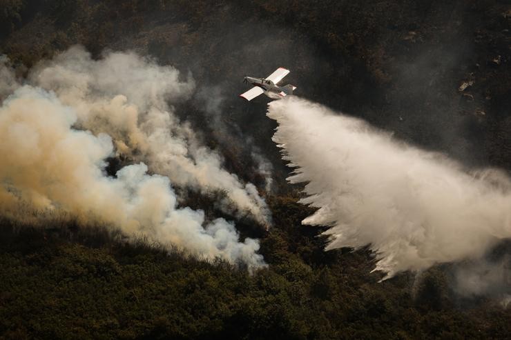 Efectivos aéreos dos bombeiros durante os labores de extinción do incendio de Avión, a 25 de agosto de 2025. Adrián Irago - Europa Press 