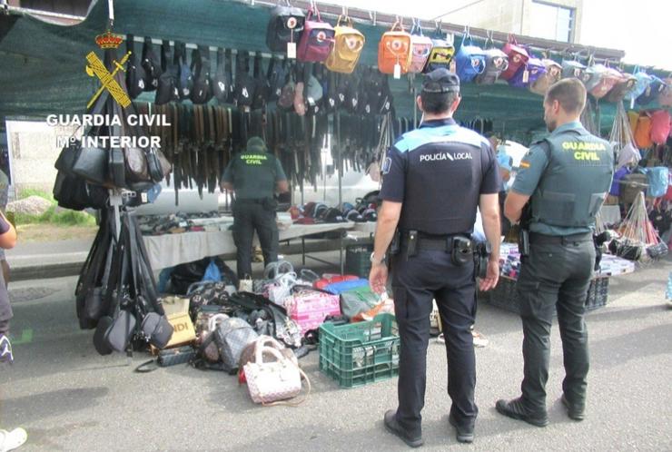 Operativo conxunto de Garda Civil e Policía Local de Sanxenxo contra a venda de produtos falsificados no mercadillo de Portonovo.. GARDA CIVIL 