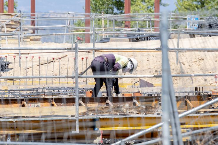 Un obreiro traballa na construción dunha vivenda nova.. Ricardo Rubio - Europa Press 
